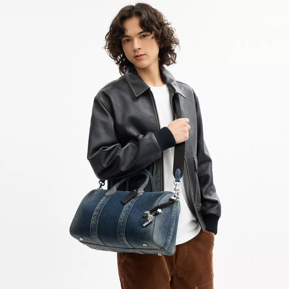 Compass Bag 35 από αναγεννημένο βαμβακερό τζιν με γούρια