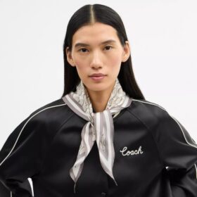 Κλασικό μεταξωτό μαντήλι σε σχήμα διαμαντιού