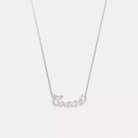 Κολιέ με πλακέτα ονόματος σε γραφή Coach Script