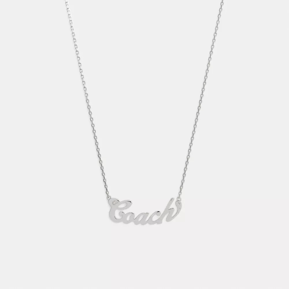 Κολιέ με πλακέτα ονόματος σε γραφή Coach Script