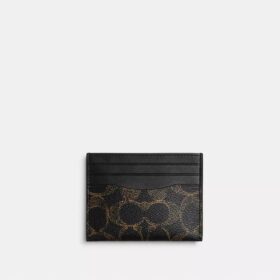 Λεπτή θήκη ταυτότητας από το αγαπημένο Signature Canvas της εταιρείας