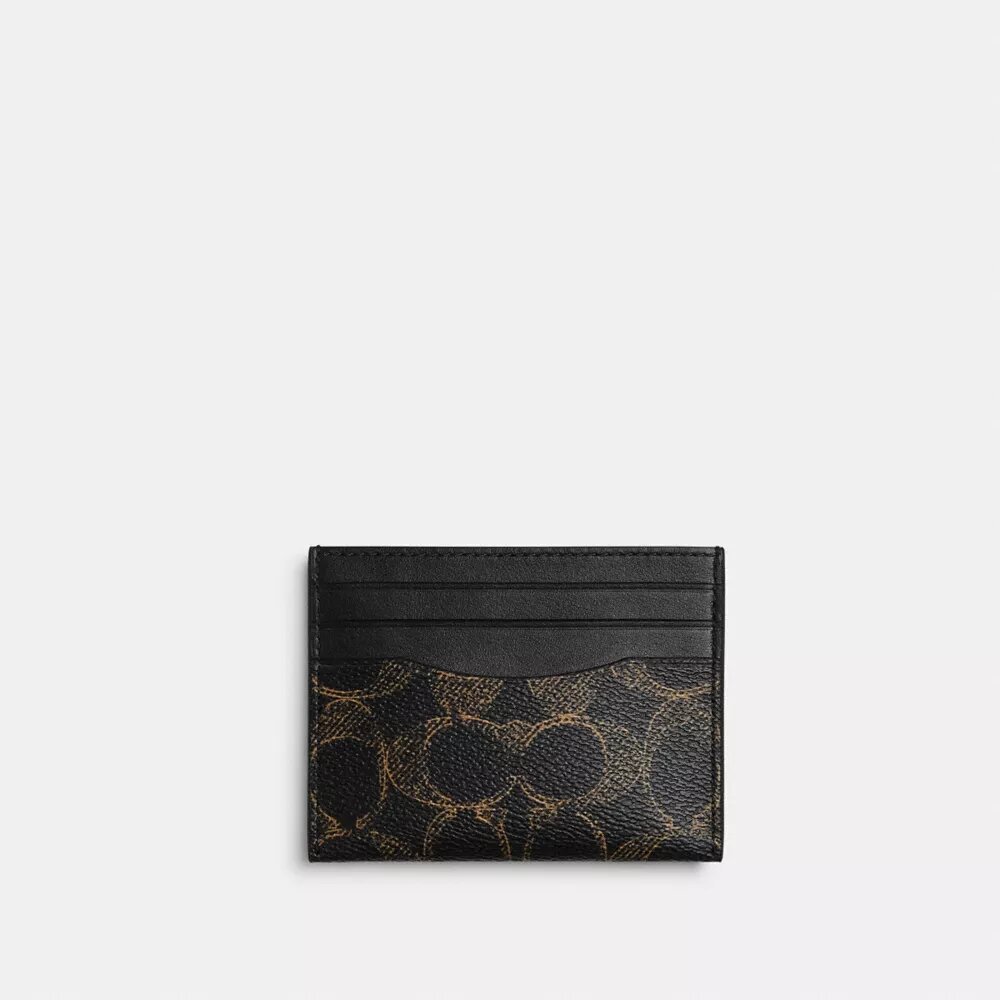 Λεπτή θήκη ταυτότητας από το αγαπημένο Signature Canvas της εταιρείας