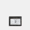 Λεπτή θήκη ταυτότητας από το αγαπημένο Signature Canvas της εταιρείας