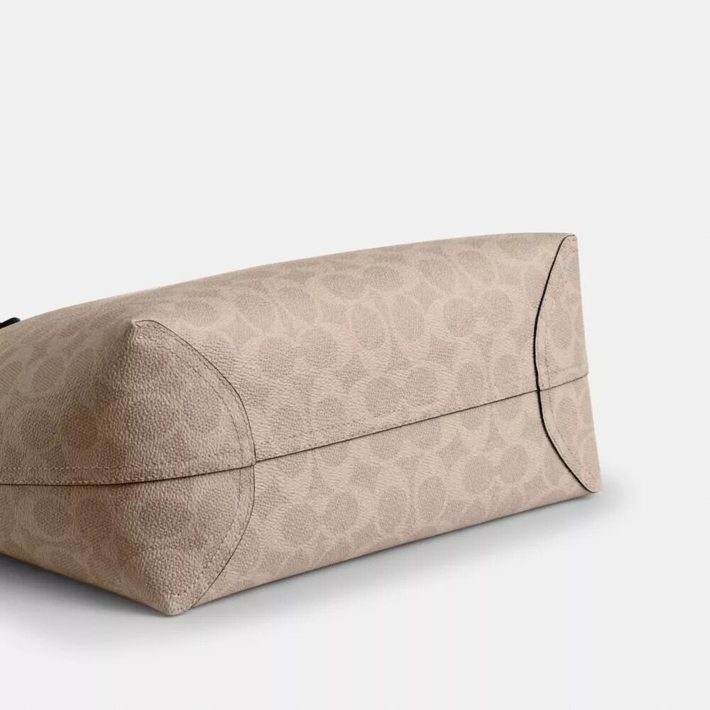 Μεσαία τσάντα Tote από το Signature Canvas