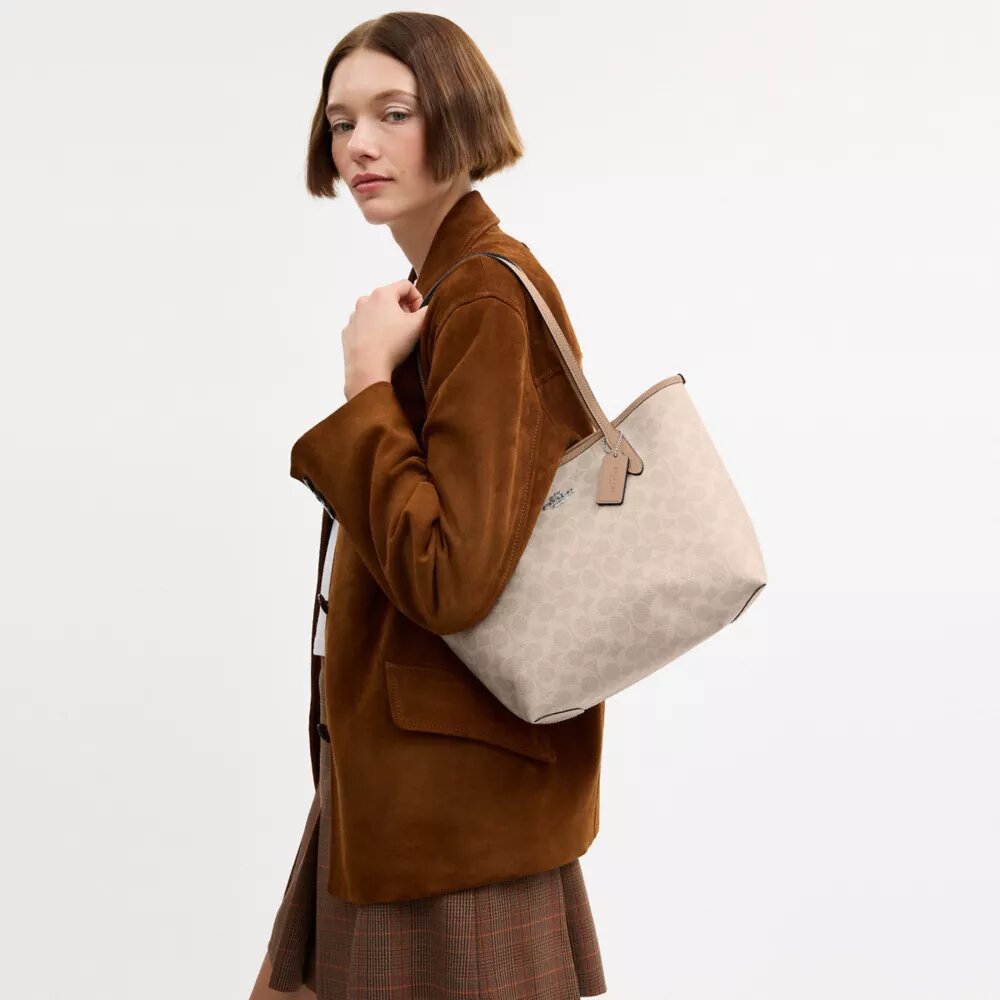 Μεσαία τσάντα Tote από το Signature Canvas