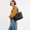 Μεσαία τσάντα Tote από το Signature Canvas