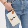 Μικρό τσαντάκι Disney X Coach Essential από αναγεννημένο δέρμα με τον Μίκυ Μάους