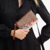 Μικρό τσαντάκι Καρπού Essential από το Signature Canvas με χριστουγεννιάτικα δώρα