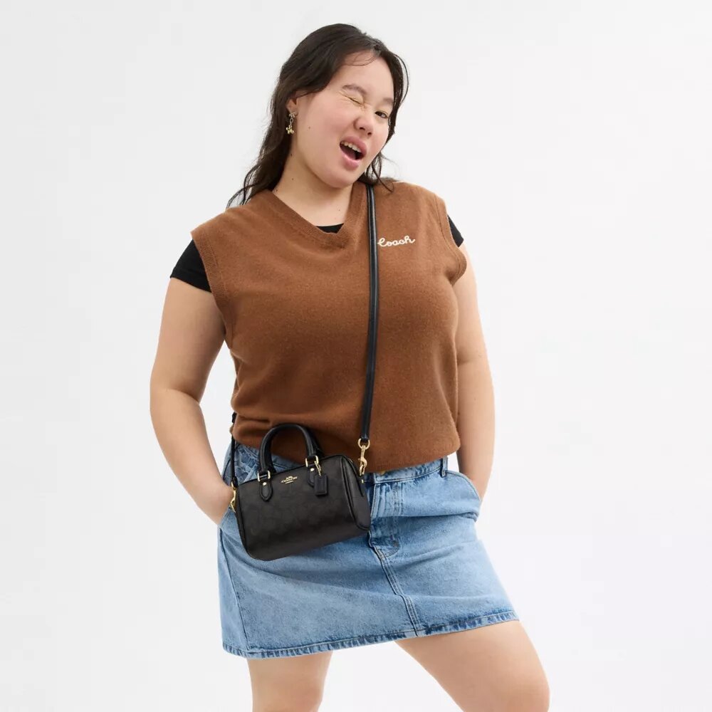 Μίνι τσάντα Rowan Crossbody από Signature Canvas