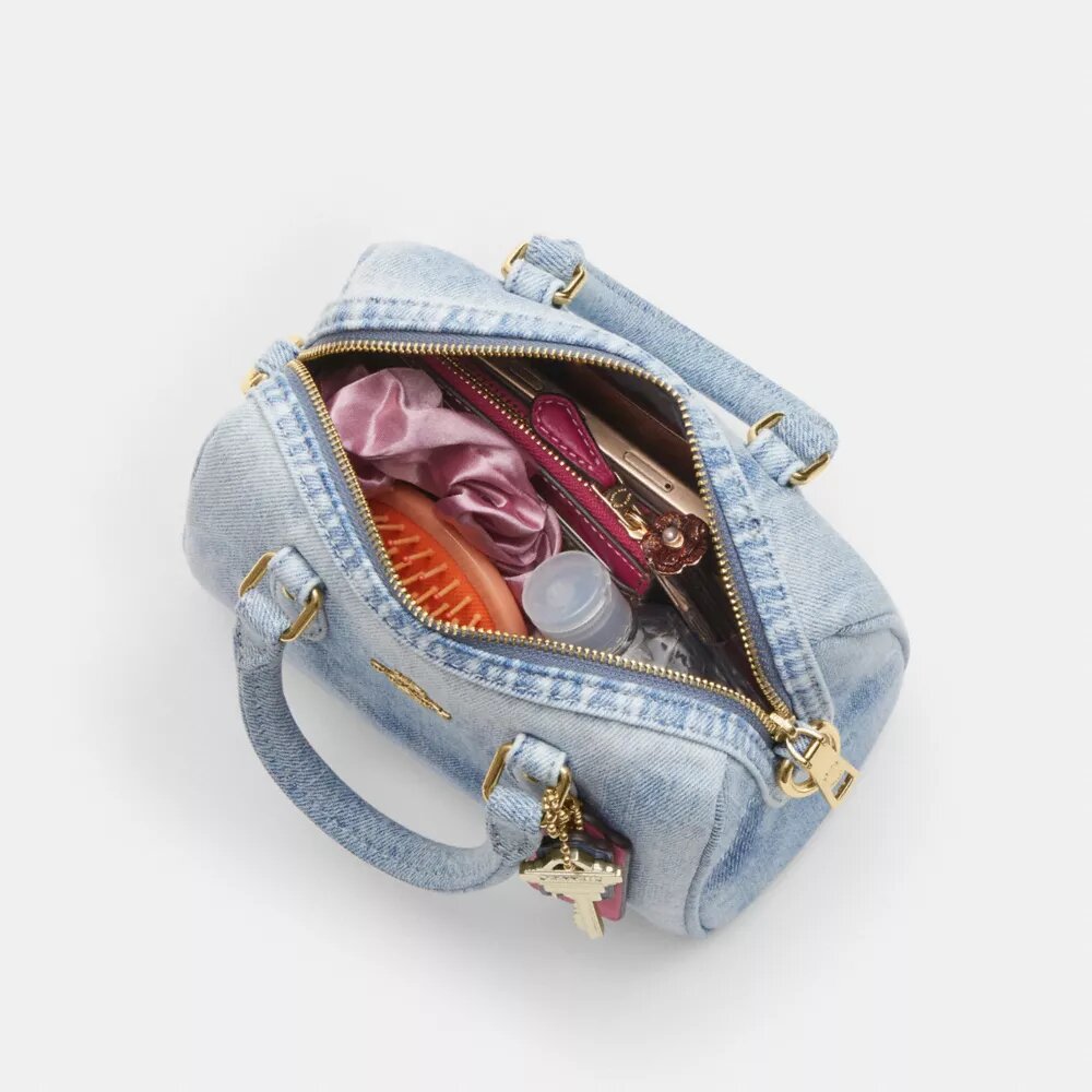 Μίνι τσάντα Rowan για φορά χιαστί από «Loved Denim» με γούρια