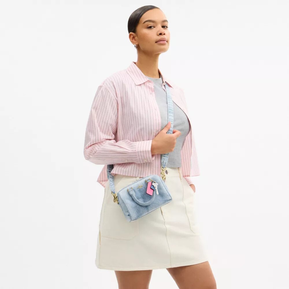 Μίνι τσάντα Rowan για φορά χιαστί από «Loved Denim» με γούρια