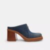 Mules με τακούνι και ανάγλυφο «C» σε χρώμα Loved Denim