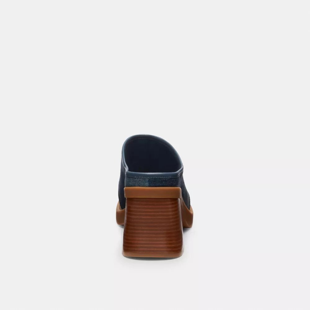 Mules με τακούνι και ανάγλυφο «C» σε χρώμα Loved Denim