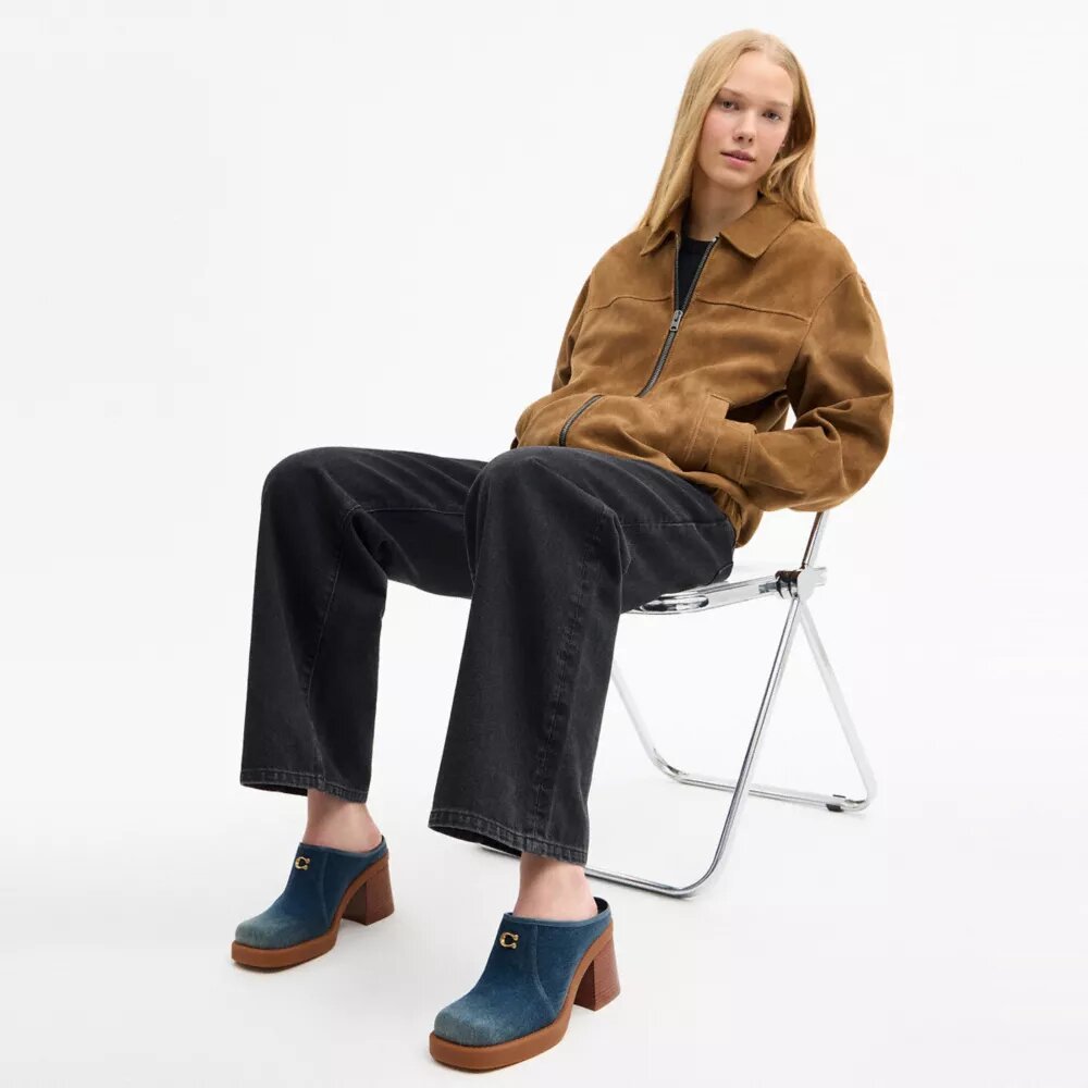 Mules με τακούνι και ανάγλυφο «C» σε χρώμα Loved Denim