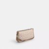 Nolita 19 σε Signature Canvas με χαρακτηριστικό μοτίβο