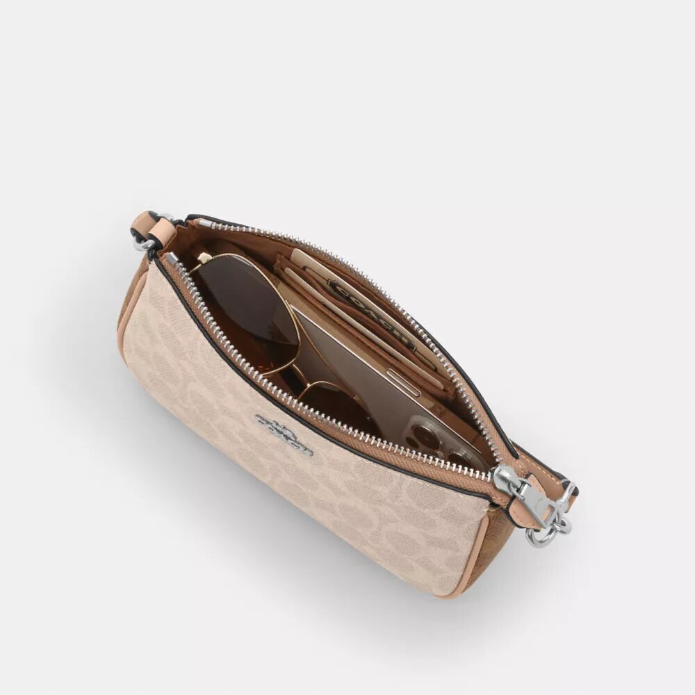 Nolita 19 σε Signature Canvas με χαρακτηριστικό μοτίβο