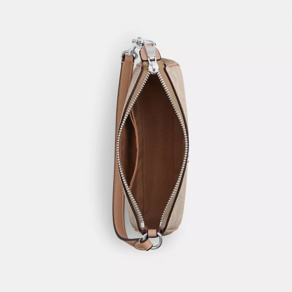 Nolita 19 σε Signature Canvas με χαρακτηριστικό μοτίβο