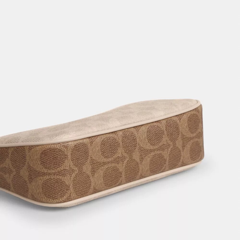 Nolita 19 σε Signature Canvas με χαρακτηριστικό μοτίβο
