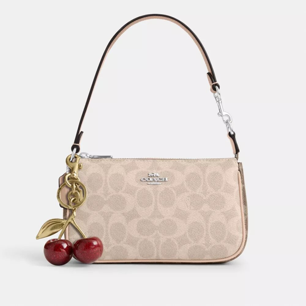 Nolita 19 σε Signature Canvas με χαρακτηριστικό μοτίβο