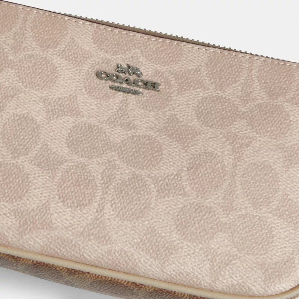 Nolita 19 σε Signature Canvas με χαρακτηριστικό μοτίβο