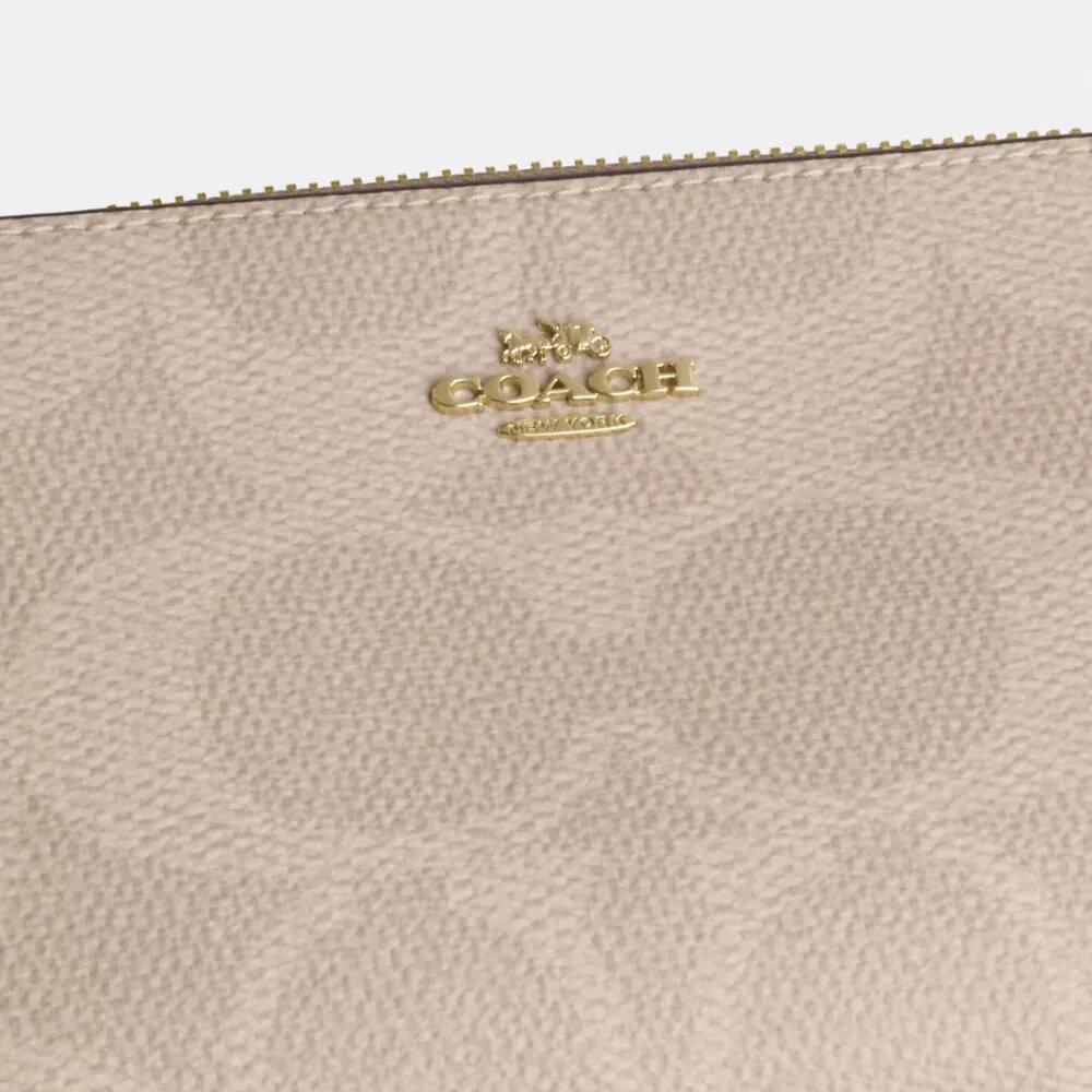 Nolita 19 σε Signature Canvas με χαρακτηριστικό μοτίβο