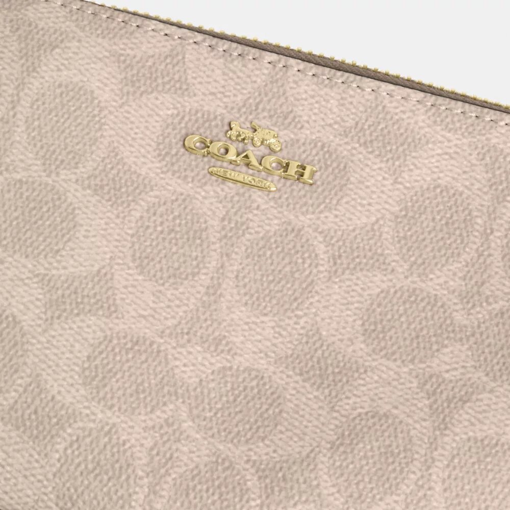 Nolita 19 σε Signature Canvas με χαρακτηριστικό μοτίβο