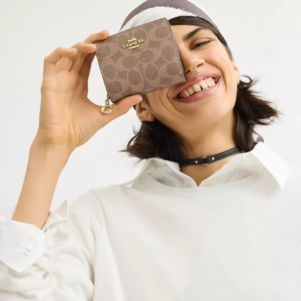 Πορτοφόλι με κούμπωμα από Signature Canvas