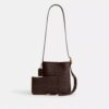 Τσάντα Bleecker Bucket 21 σε Signature Canvas