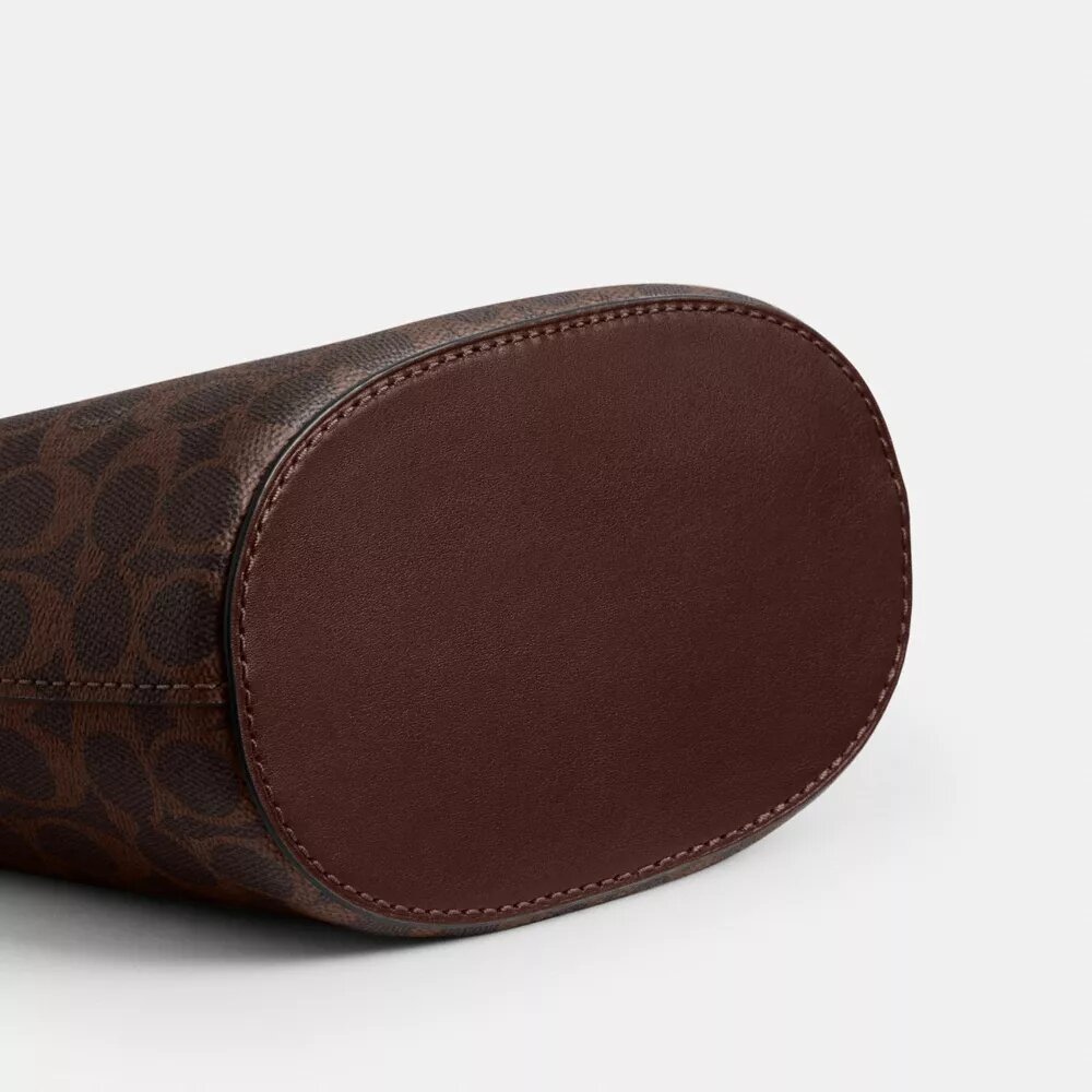 Τσάντα Bleecker Bucket 21 σε Signature Canvas