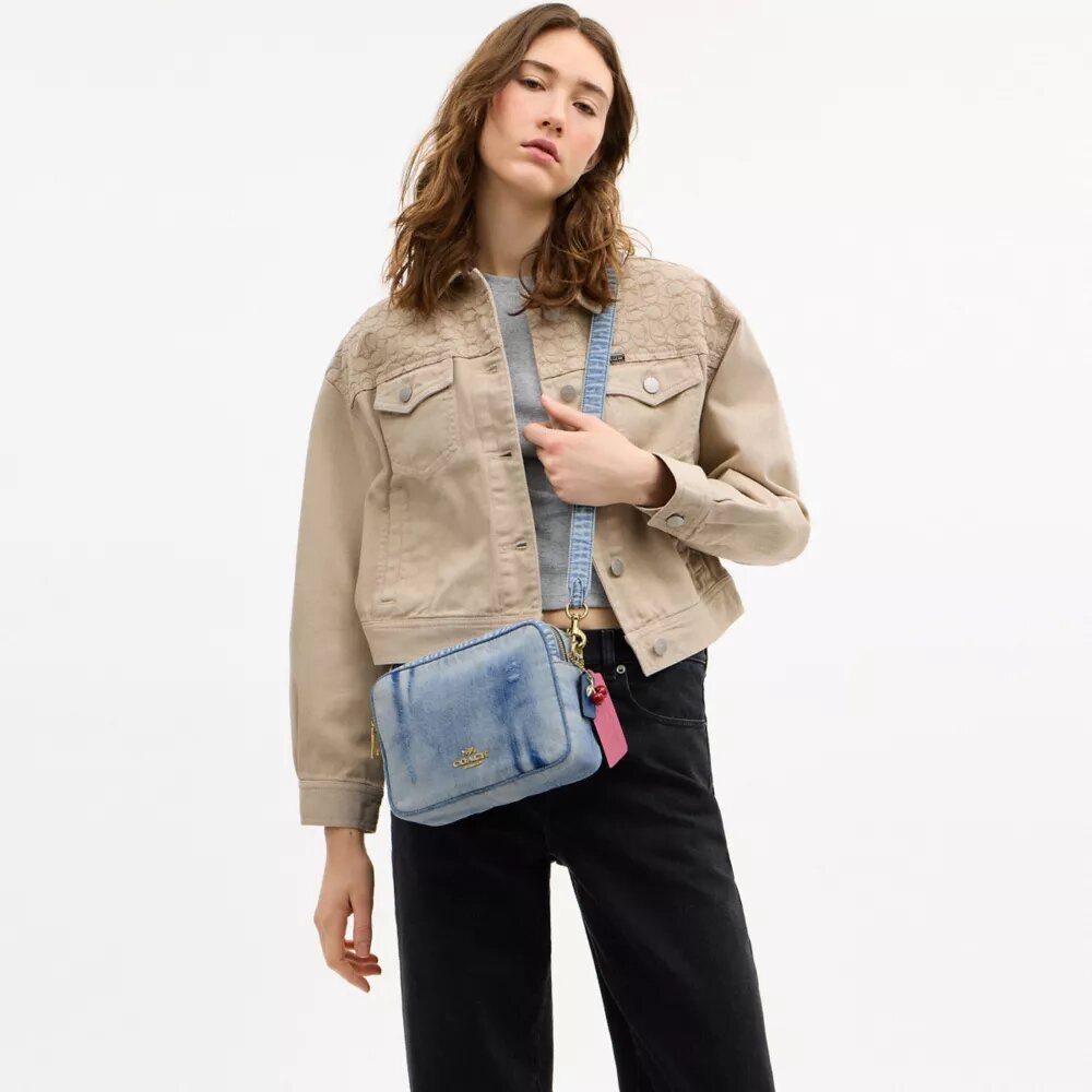 Τσάντα Carey για φορά χιαστί σε Loved Denim με γούρια