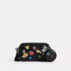 Τσάντα Charter Slim Crossbody της Disney X Coach με τύπωμα αυτοκόλλητων