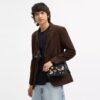 Τσάντα Charter Slim Crossbody της Disney X Coach με τύπωμα αυτοκόλλητων