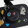 Τσάντα Charter Slim Crossbody της Disney X Coach με τύπωμα αυτοκόλλητων