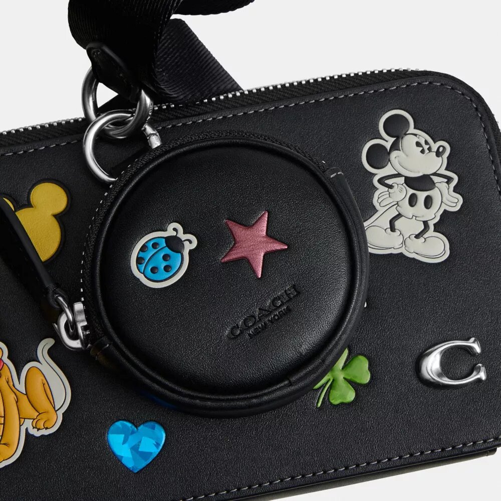 Τσάντα Charter Slim Crossbody της Disney X Coach με τύπωμα αυτοκόλλητων
