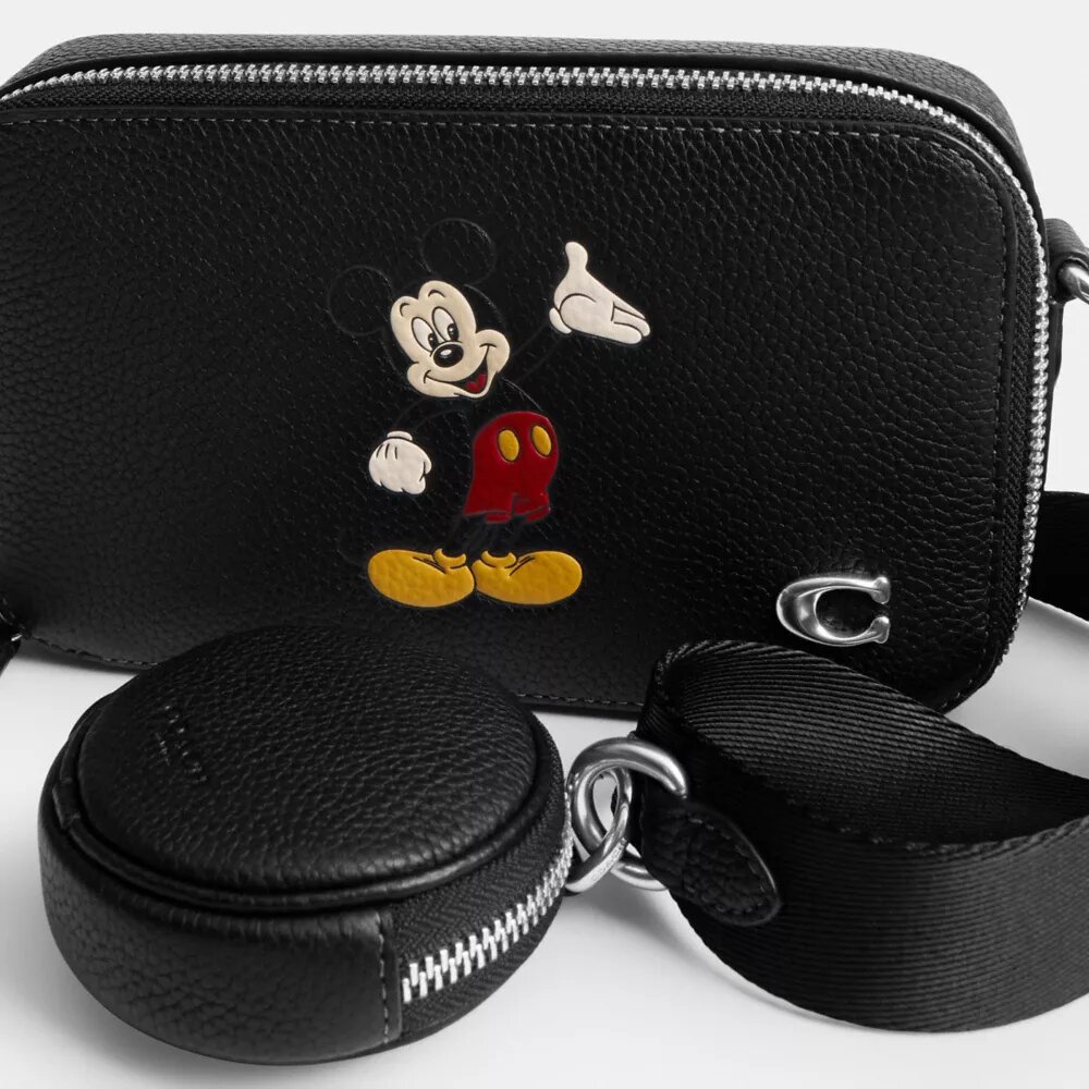 Τσάντα χιαστί Disney X Coach Charter Slim με τον Μίκυ Μάους