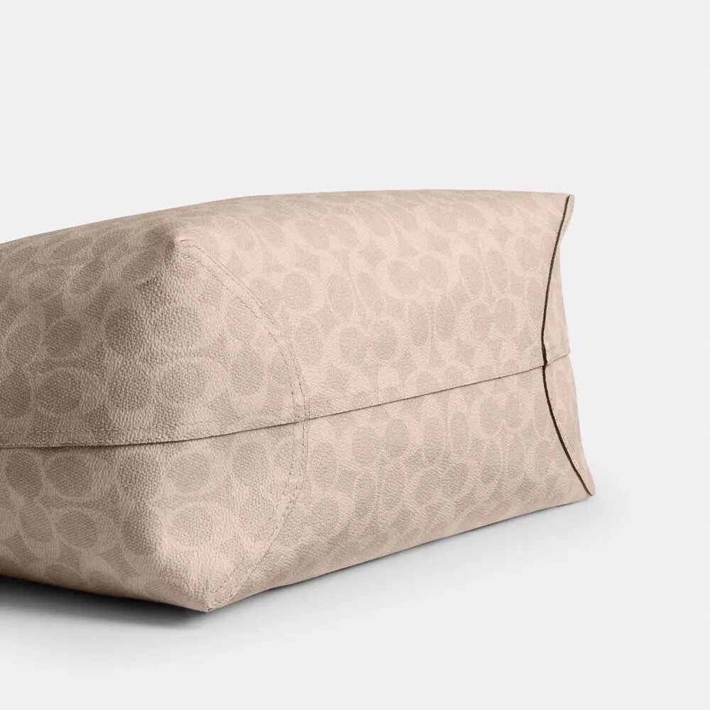 Τσάντα City Tote από το Signature Canvas