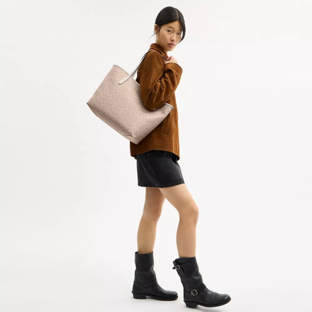 Τσάντα City Tote από το Signature Canvas
