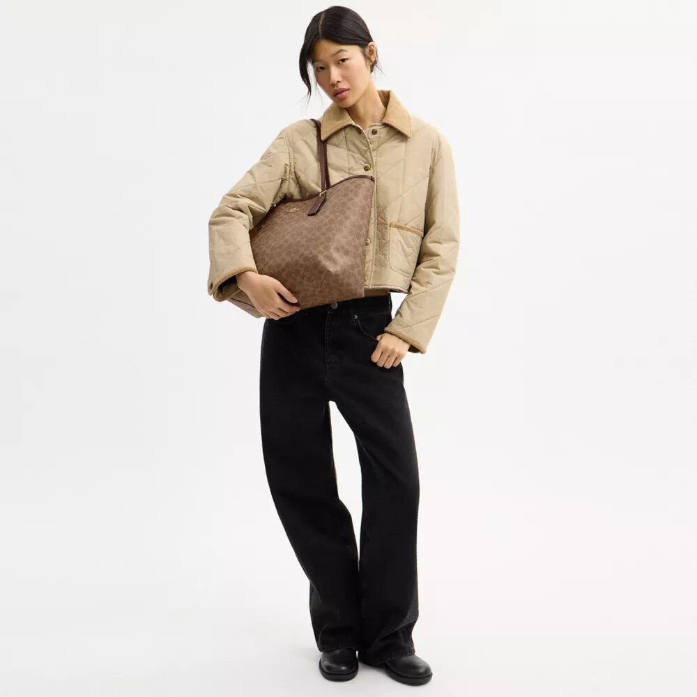 Τσάντα City Tote από το Signature Canvas