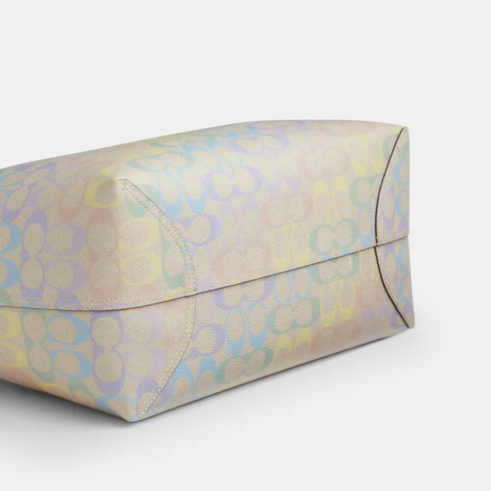 Τσάντα City Tote από το Signature Canvas Rainbow