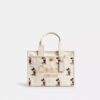 Τσάντα Disney X Coach Cargo Tote Bag 26 με τον Μίκυ Μάους από καμβά αναγεννημένου βαμβακιού
