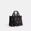 Τσάντα Disney X Coach Cargo Tote Bag 26 με τον Μίκυ Μάους από καμβά αναγεννημένου βαμβακιού
