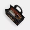 Τσάντα Disney X Coach Cargo Tote Bag 26 με τον Μίκυ Μάους από καμβά αναγεννημένου βαμβακιού