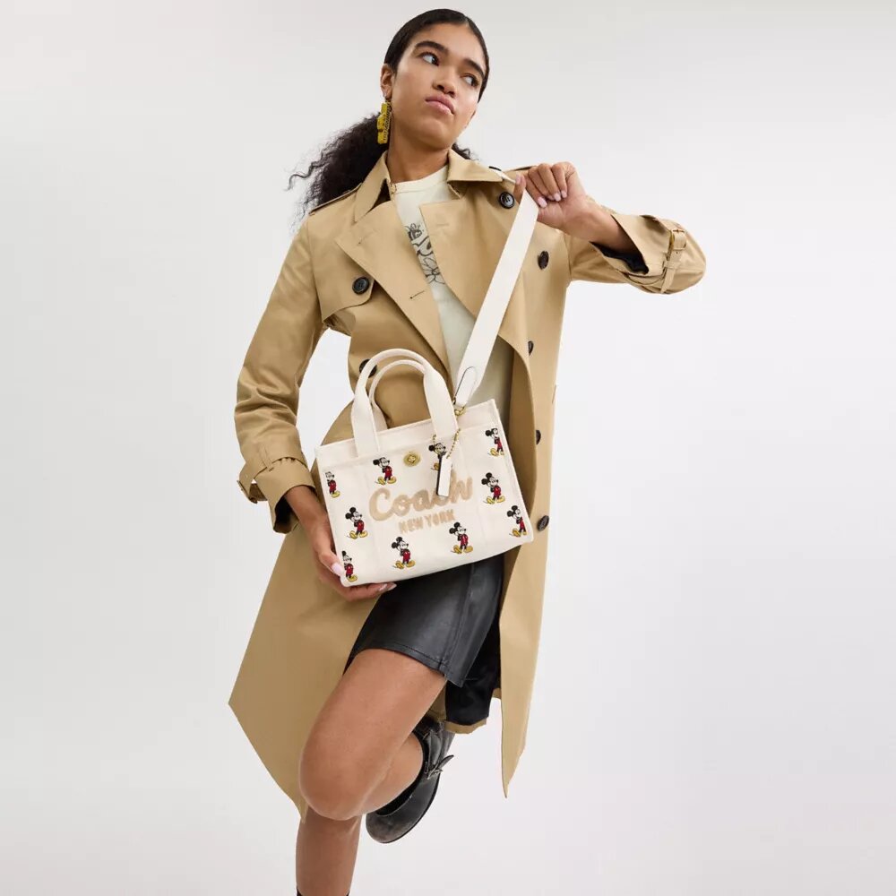 Τσάντα Disney X Coach Cargo Tote Bag 26 με τον Μίκυ Μάους από καμβά αναγεννημένου βαμβακιού