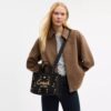 Τσάντα Disney X Coach Cargo Tote Bag 26 με τον Μίκυ Μάους από καμβά αναγεννημένου βαμβακιού