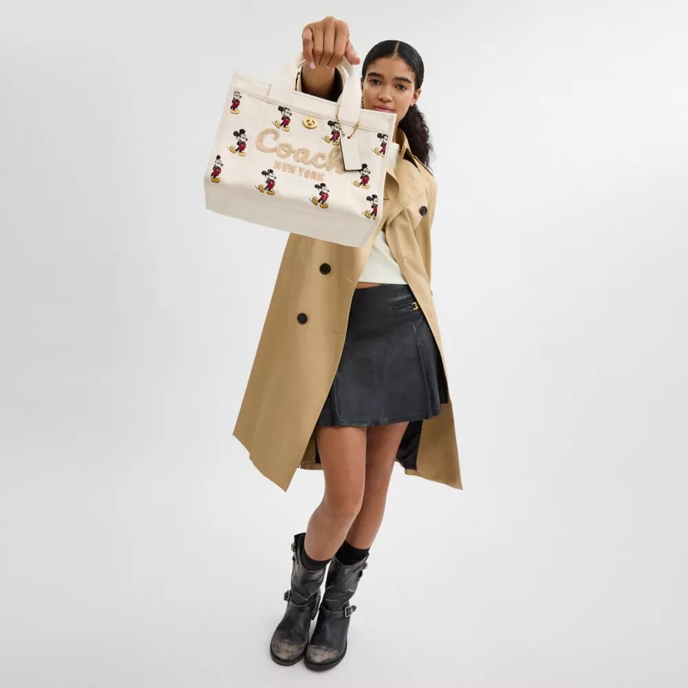 Τσάντα Disney X Coach Cargo Tote Bag 26 με τον Μίκυ Μάους από καμβά αναγεννημένου βαμβακιού