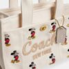 Τσάντα Disney X Coach Cargo Tote Bag 26 με τον Μίκυ Μάους από καμβά αναγεννημένου βαμβακιού