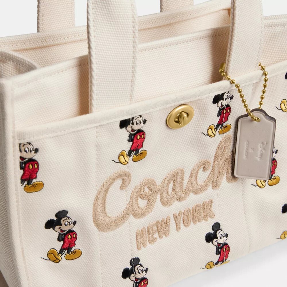 Τσάντα Disney X Coach Cargo Tote Bag 26 με τον Μίκυ Μάους από καμβά αναγεννημένου βαμβακιού
