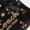 Τσάντα Disney X Coach Cargo Tote Bag 26 με τον Μίκυ Μάους από καμβά αναγεννημένου βαμβακιού