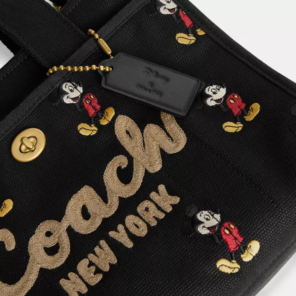 Τσάντα Disney X Coach Cargo Tote Bag 26 με τον Μίκυ Μάους από καμβά αναγεννημένου βαμβακιού