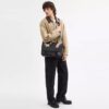 Τσάντα Hitch Messenger από Signature Canvas με εμβλήματα